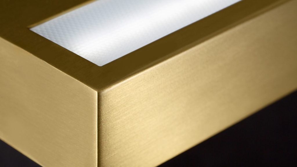 particolare di una lampada da muro color oro eseguita dal fotografo di Treviso Michele Paladin