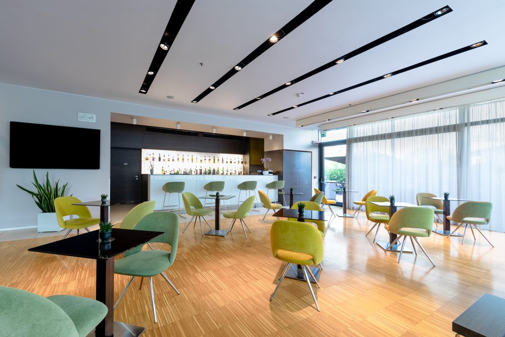 Area bar e lounge moderna in un hotel a Venezia Mestre: servizio fotografico professionale per strutture ricettive in Veneto e nelle località di Jesolo e Caorle.