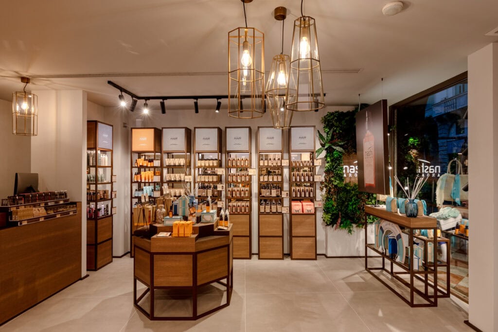 Fotografia dell'allestimento e illuminazione di punti vendita di prodotti di bellezza d'alto profilo. Servizi fotografici per il retail disponibili a Padova e in tutto il Nord-Est.